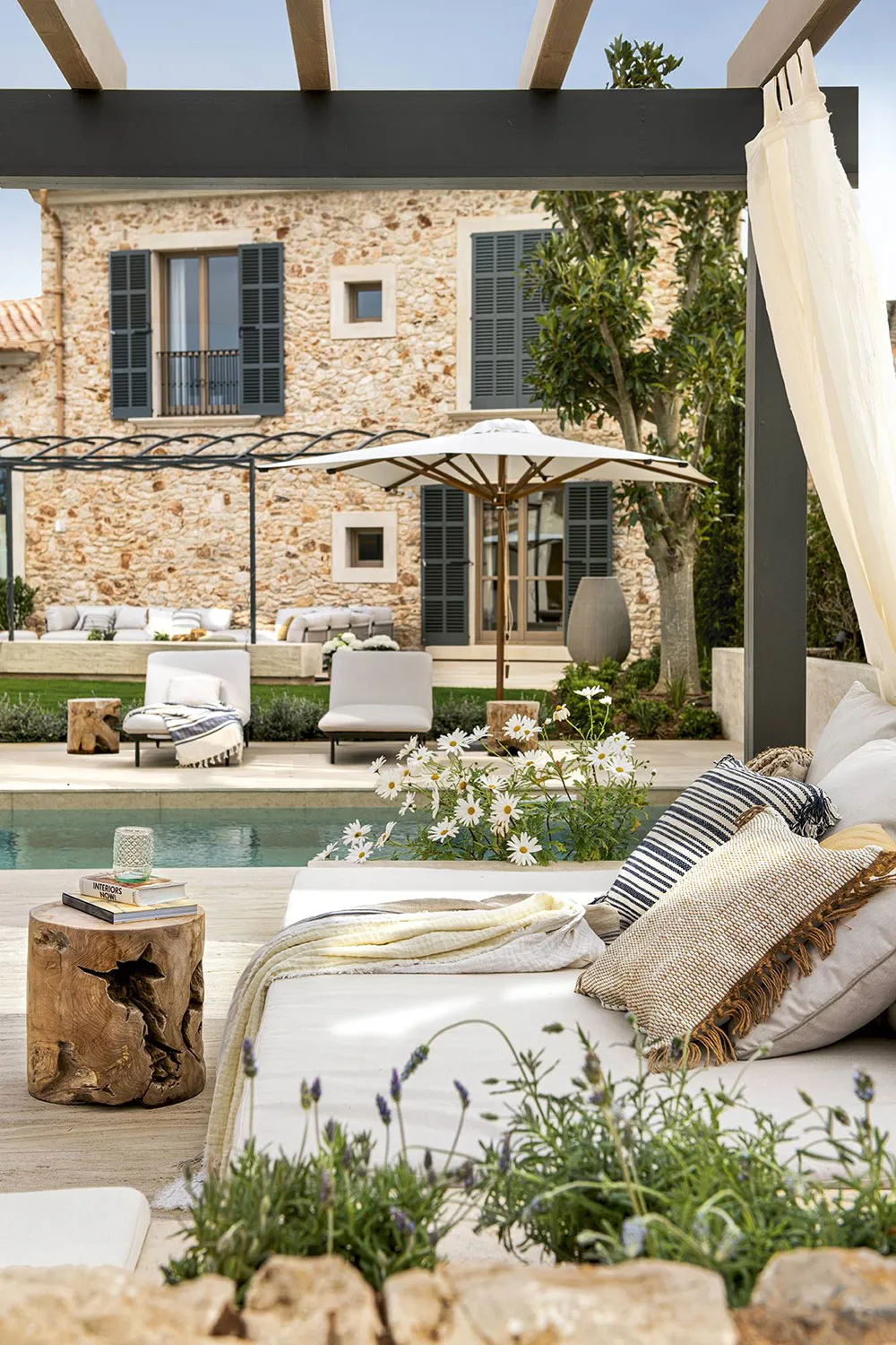 Tradycyjna architektura i ciepłe wnętrza: letni dom na Majorce - Gallery image 2