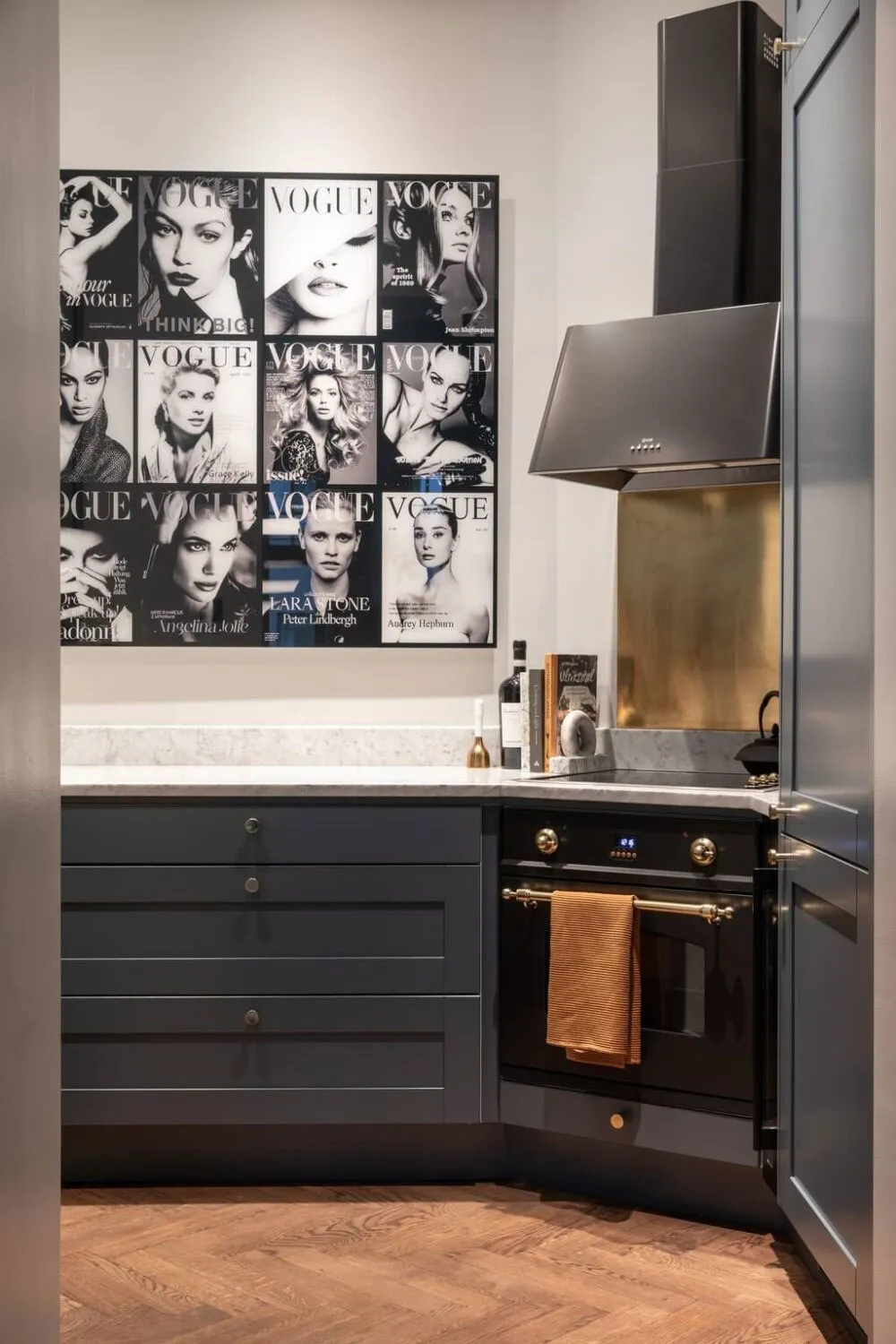 Schöne schwedische Wohnung mit Erker und klassischem Wanddekor - Gallery image 9