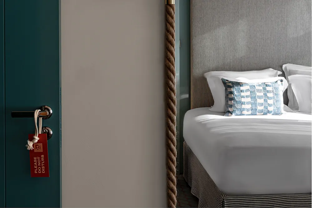 Полоски и смелые краски: стильный отель Regina Experimental на берегу океана - Gallery image 22