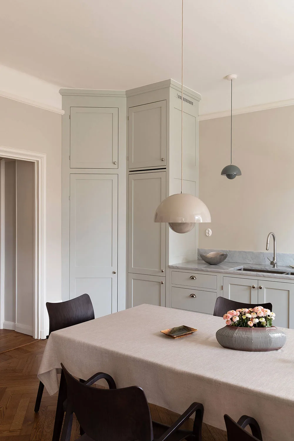 Élégance et simplicité dans le design d'un appartement moderne à Stockholm - Gallery image 7