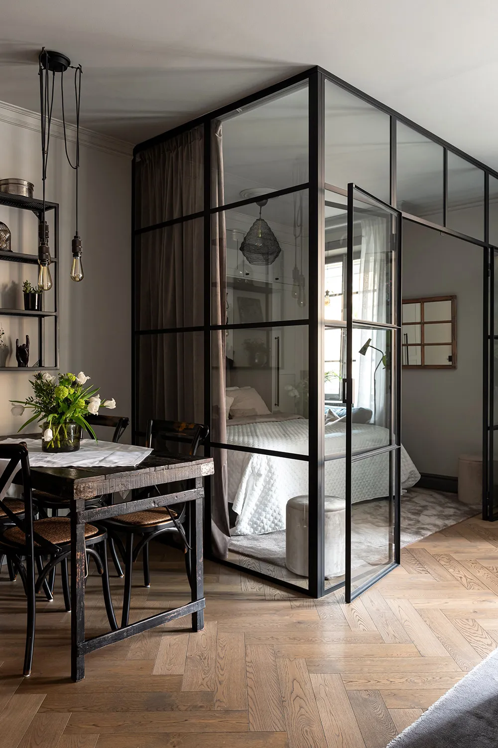 Styles et tons gris avec une cloison en verre : studio en Suède à Stockholm (54 m²) - Gallery image 12