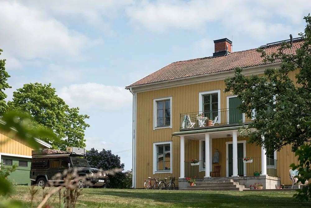 Atmosphärische blühdurchzogene Wandverkleidungen im skandinavischen Stil der schwedischen Datsche - Gallery image 2