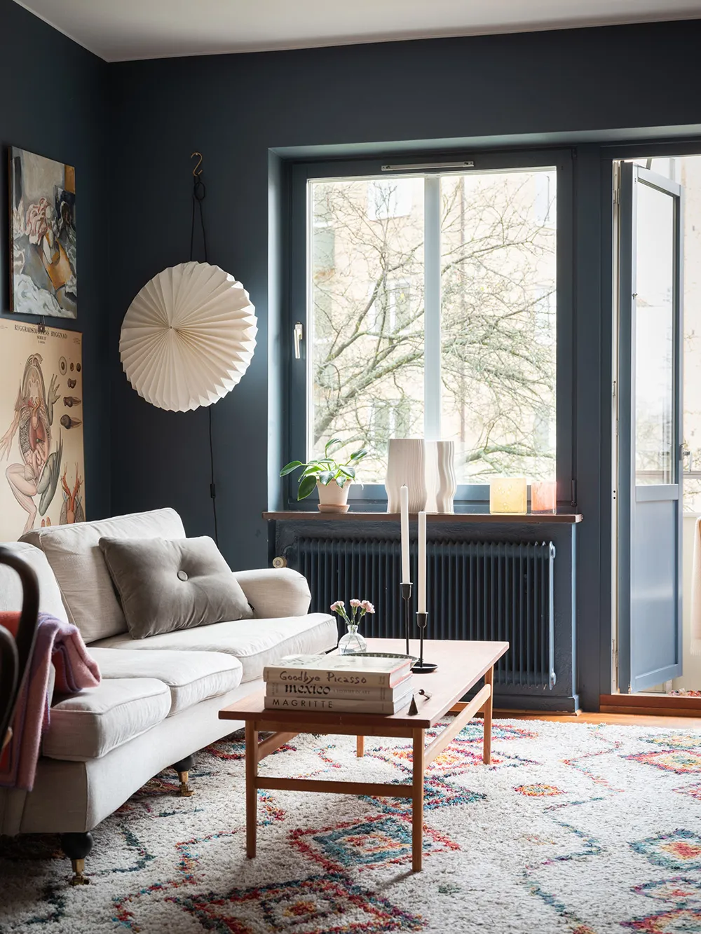 Красивые тёмно-синие стены в дизайне небольшой шведской квартиры (39 кв. м) - Gallery image 1