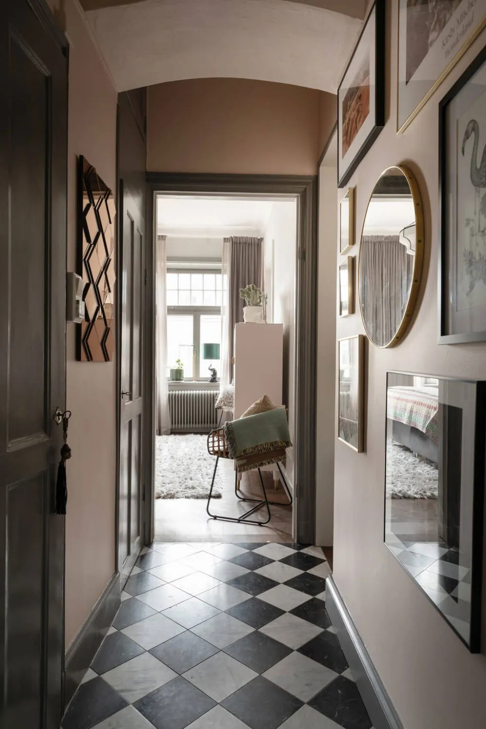 Schöne schwedische Wohnung mit Erker und klassischem Wanddekor - Gallery image 17