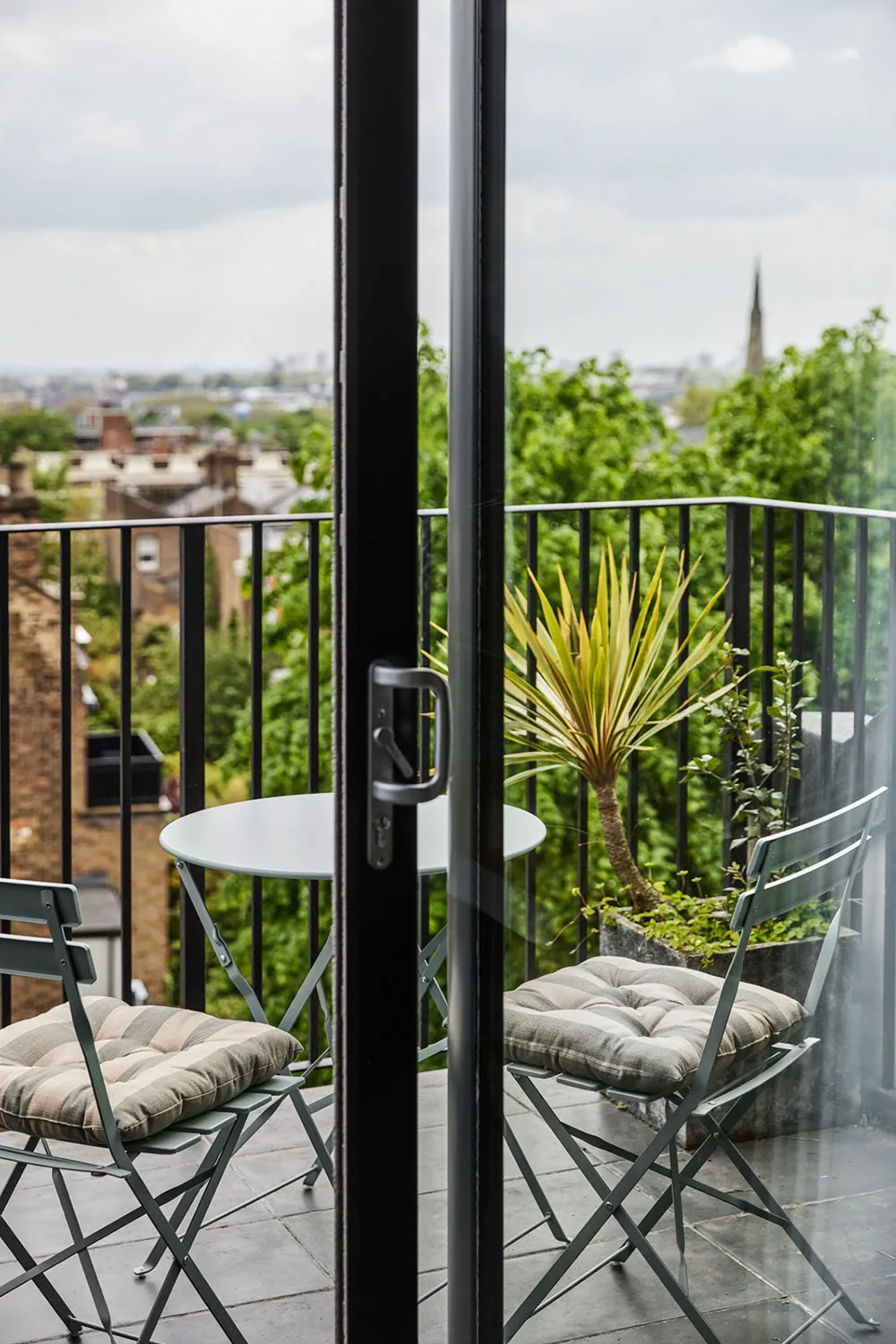 Interiores coloridos de una casa victoriana hermosa con jardín en Londres - Gallery image 21