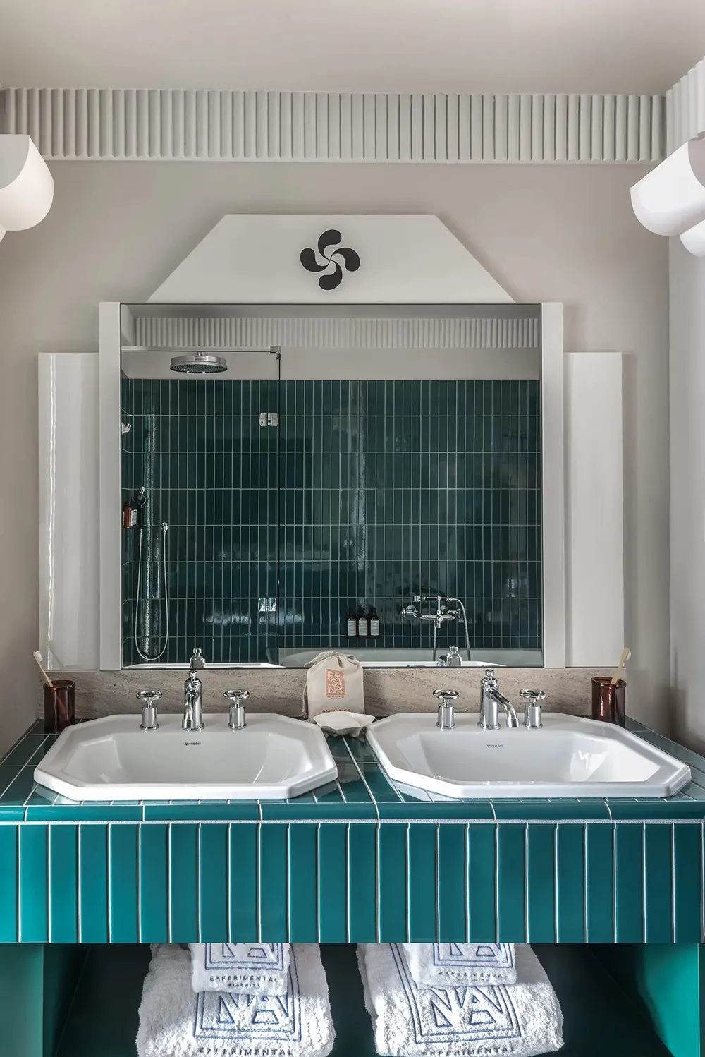 Полоски и смелые краски: стильный отель Regina Experimental на берегу океана - Gallery image 26