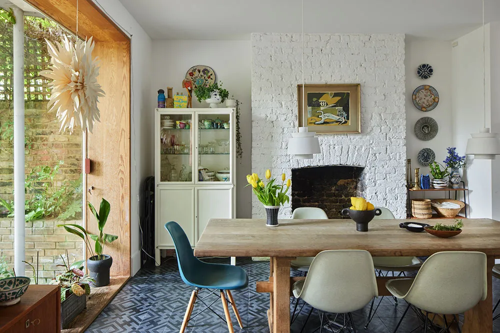 Interiores coloridos de una casa victoriana hermosa con jardín en Londres - Gallery image 8