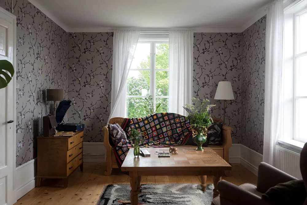 Atmosphärische blühdurchzogene Wandverkleidungen im skandinavischen Stil der schwedischen Datsche - Gallery image 17