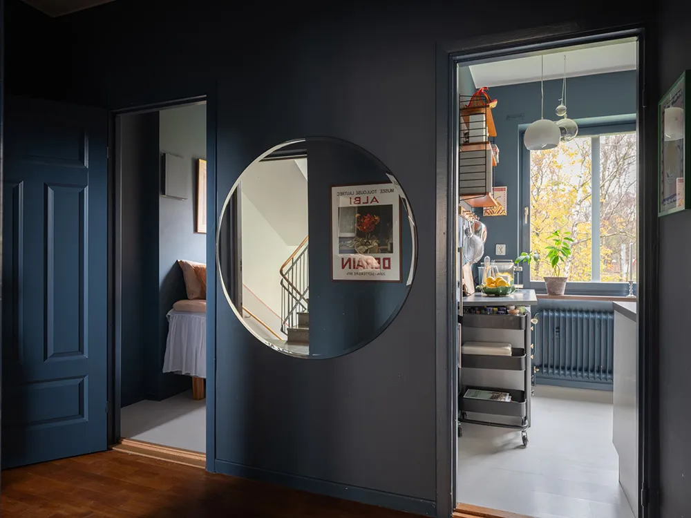 Красивые тёмно-синие стены в дизайне небольшой шведской квартиры (39 кв. м) - Gallery image 14