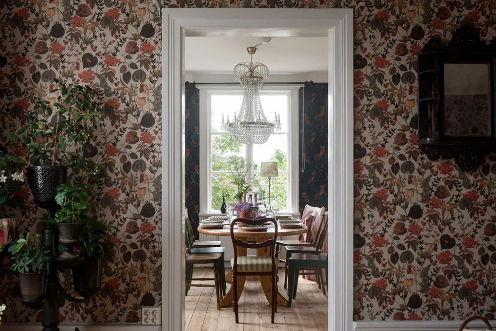 Atmosphärische blühdurchzogene Wandverkleidungen im skandinavischen Stil der schwedischen Datsche - Gallery image 12