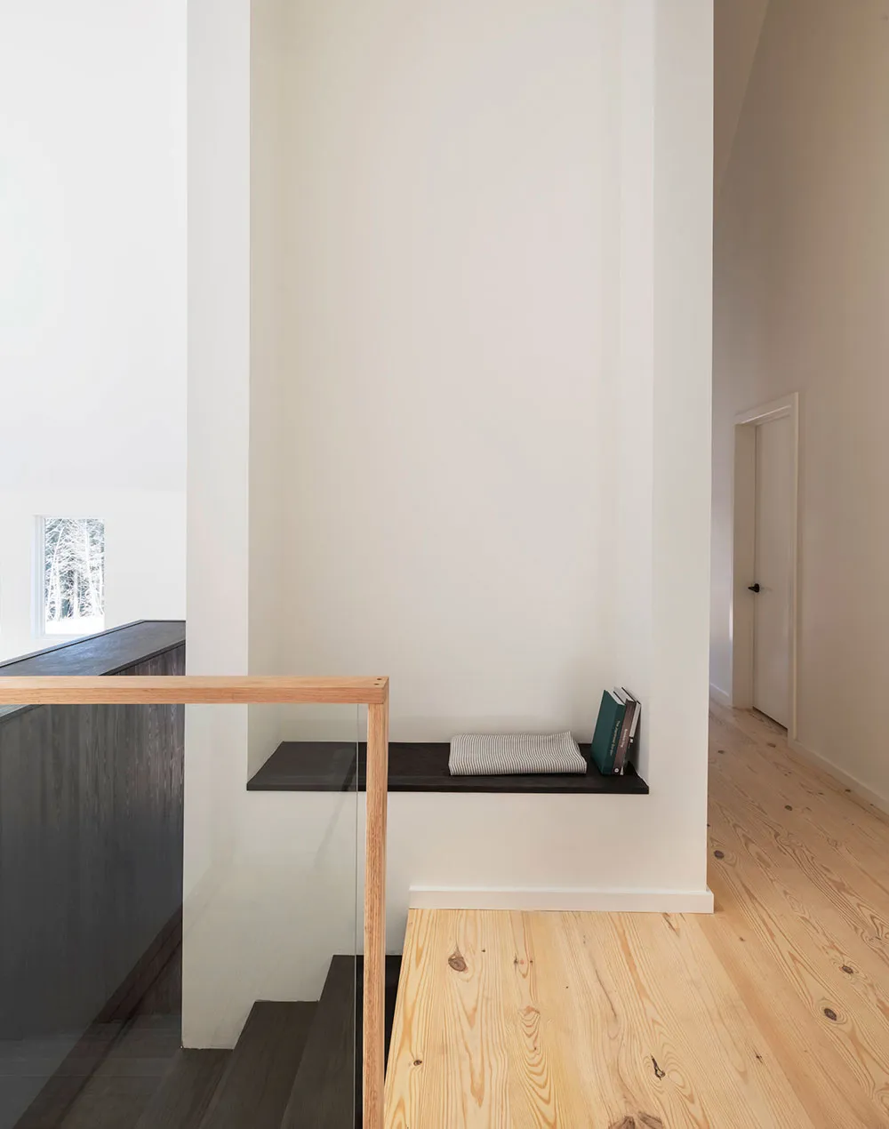 Високі стеля та багато вікон: будинок у амбарному стилі посеред лісу - Gallery image 17