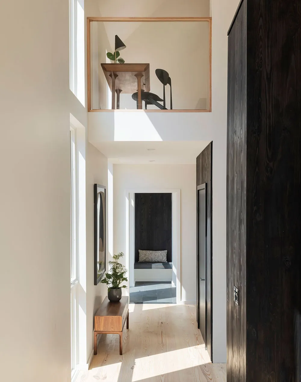 Високі стеля та багато вікон: будинок у амбарному стилі посеред лісу - Gallery image 9