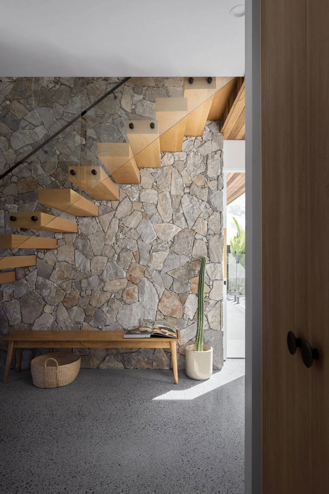 Stylowy i ciepły nowoczesny domek z drewna i kamienia w Australii - Gallery image 13