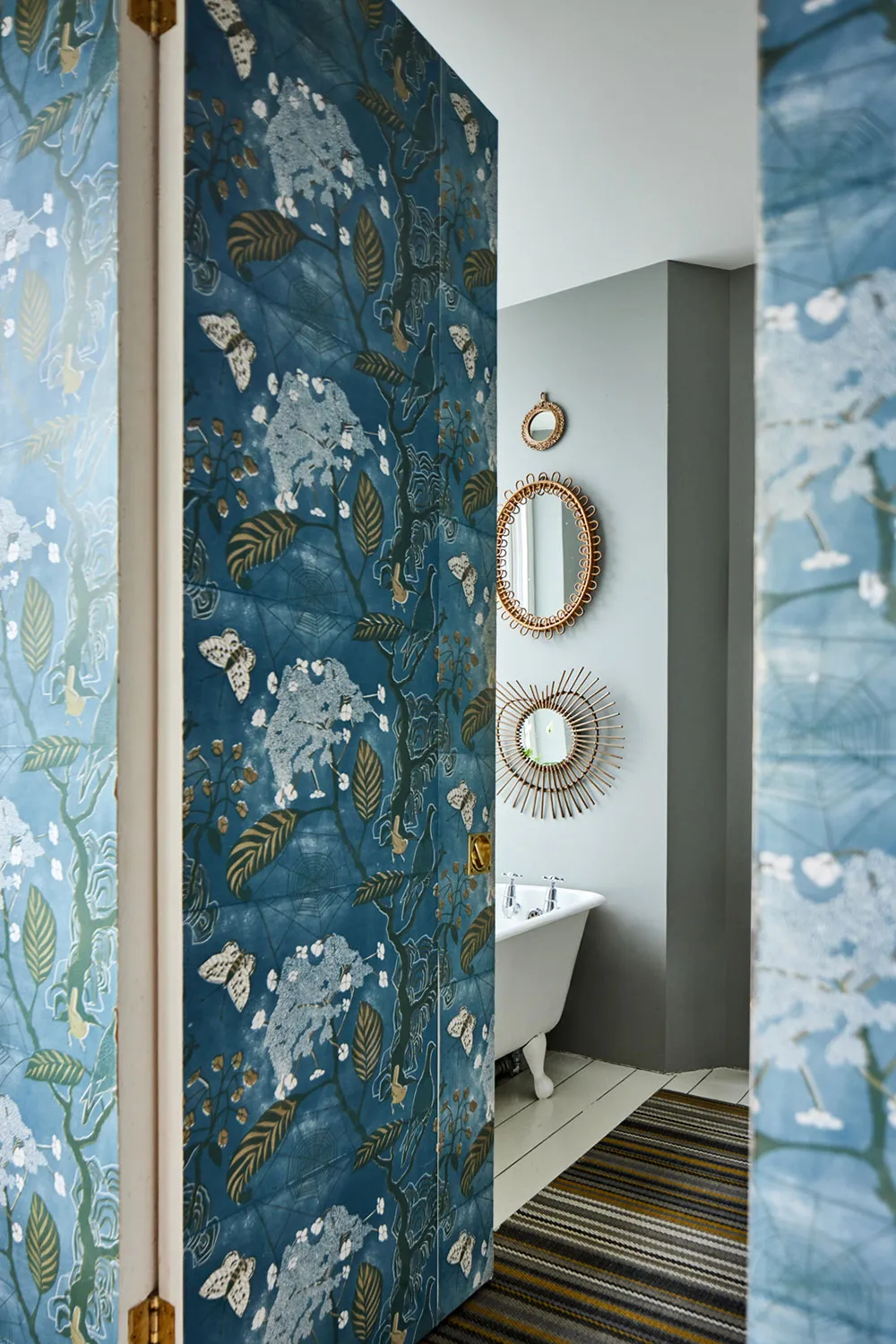 Interiores coloridos de una casa victoriana hermosa con jardín en Londres - Gallery image 15