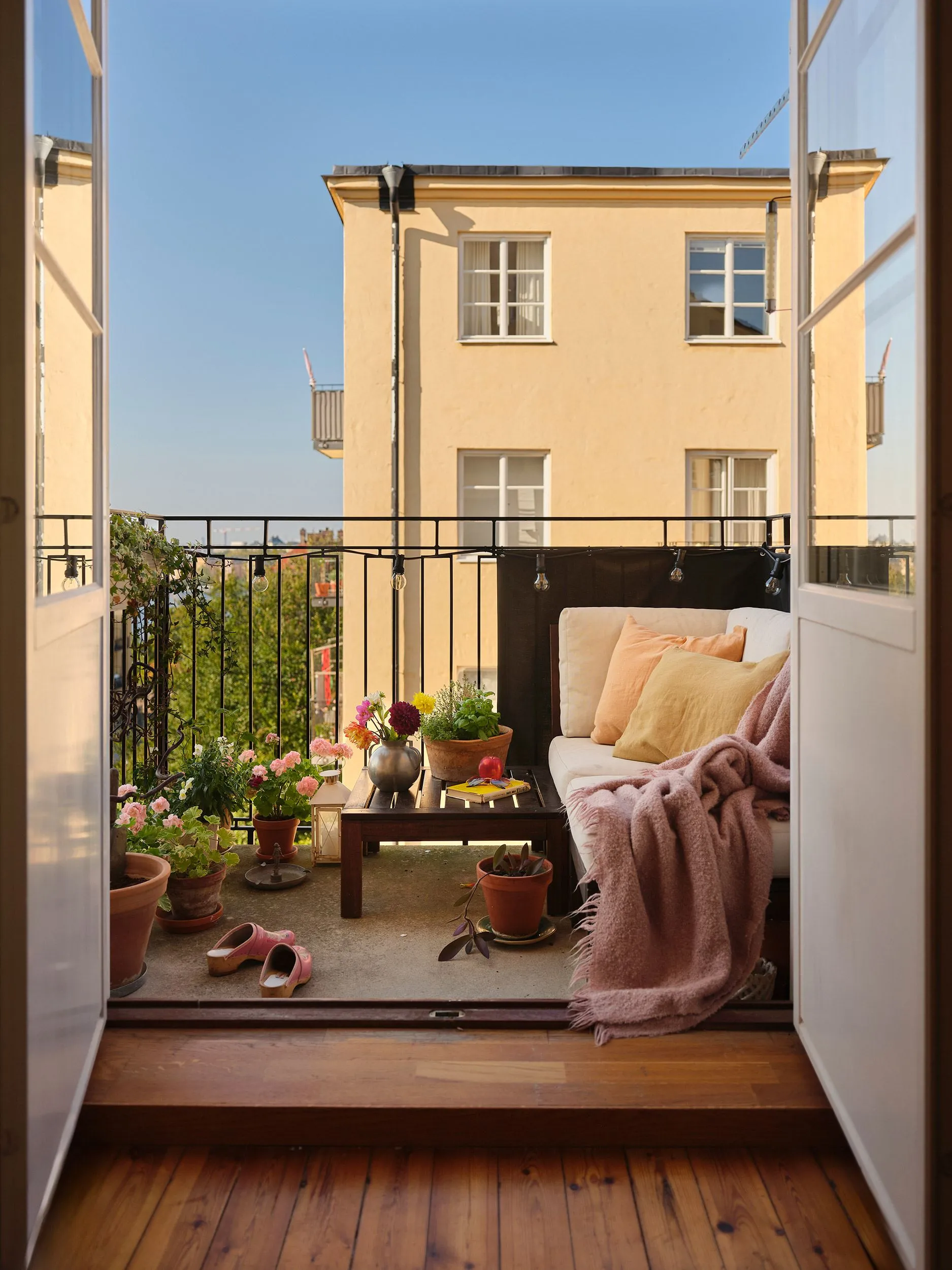 Summer Paints and Bold Posters: Light Eclecticism in Stockholm (52 sq. m) - Gallery image 1