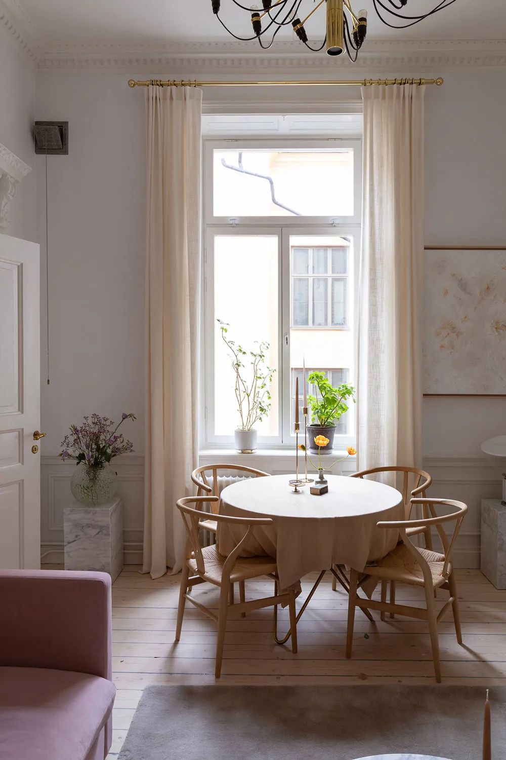 Естетичний інтер'єр невеликої квартири з ніжним декором - Gallery image 6