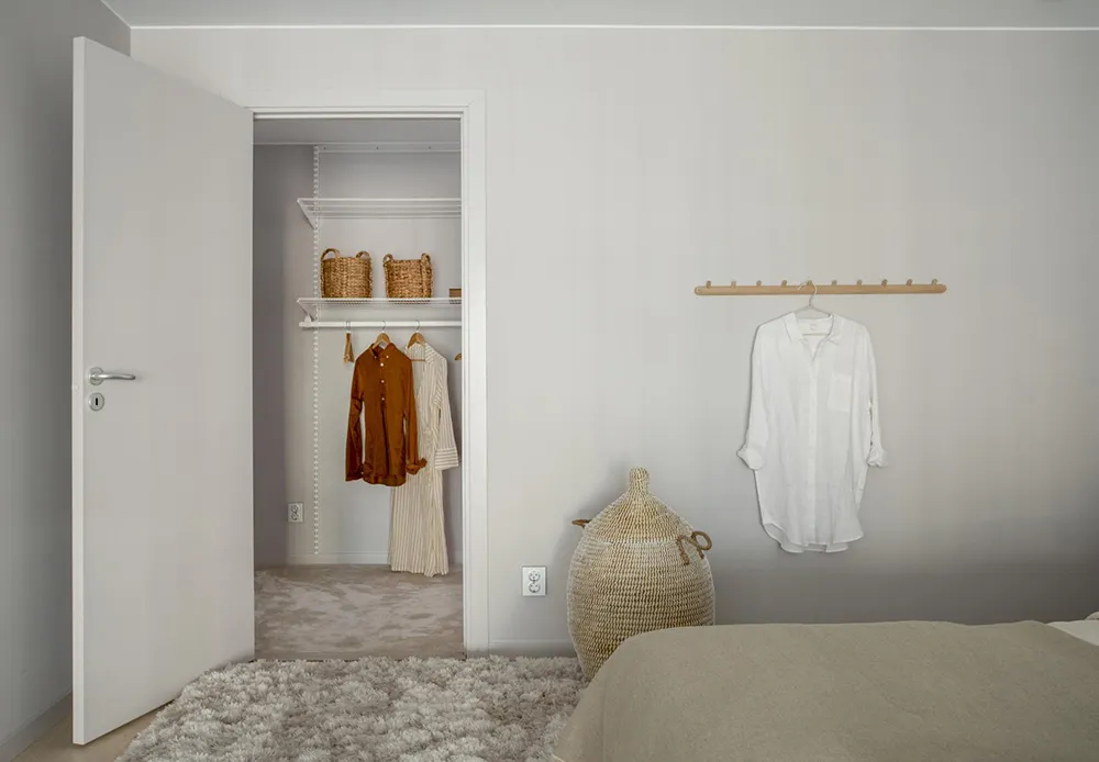 Spokojny skandynawski loft z czarną kuchnią i antresolą - Gallery image 15