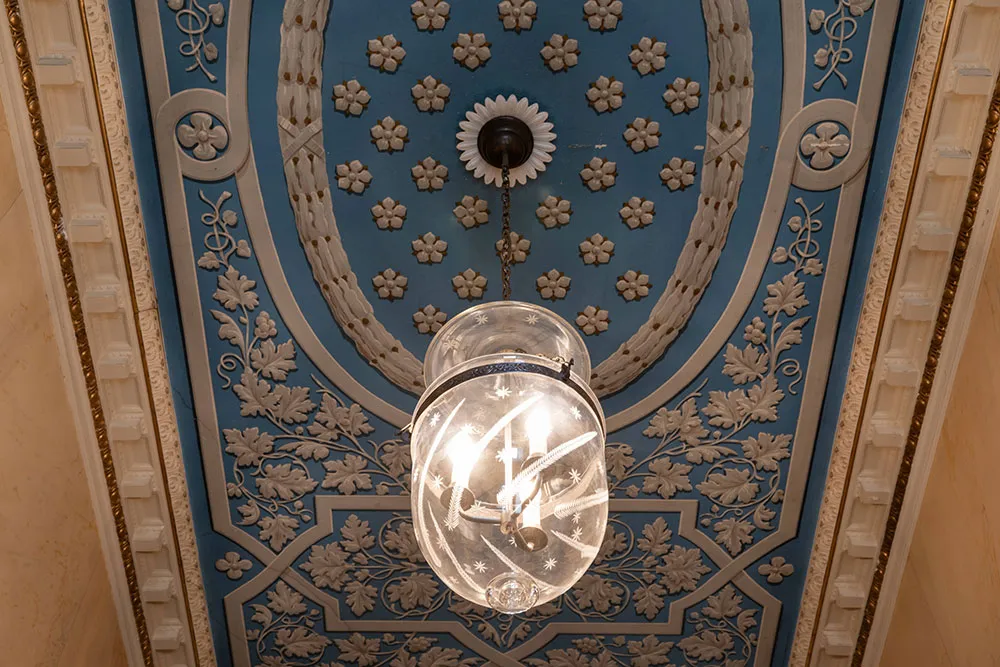 Естетичний інтер'єр невеликої квартири з ніжним декором - Gallery image 24