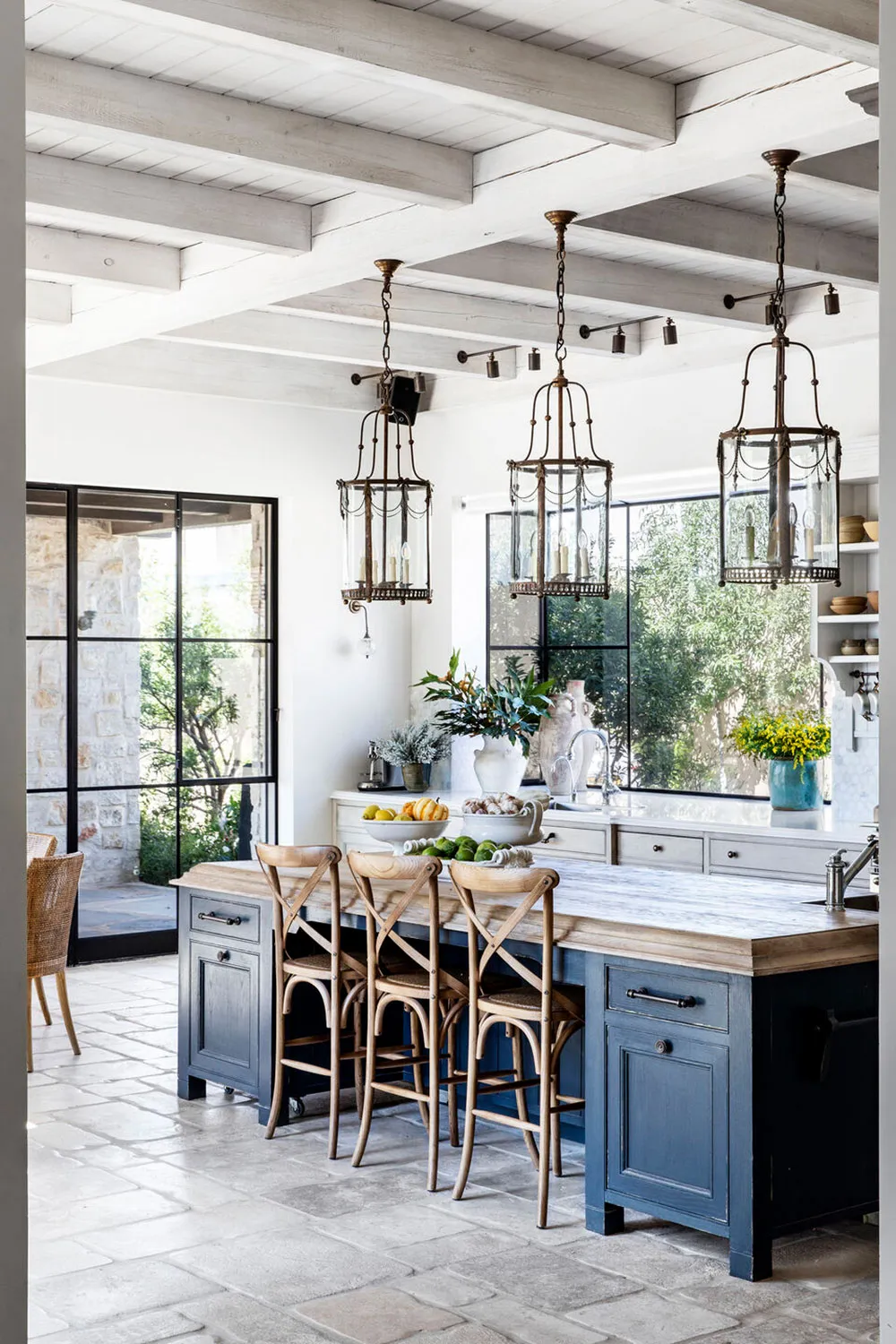 Beau maison en pierre en Israël avec beaucoup de blanc dans les intérieurs - Gallery image 3