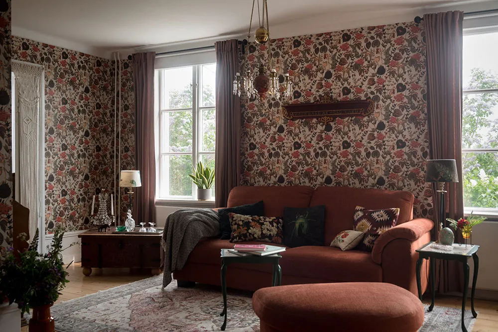 Atmosphärische blühdurchzogene Wandverkleidungen im skandinavischen Stil der schwedischen Datsche - Gallery image 15