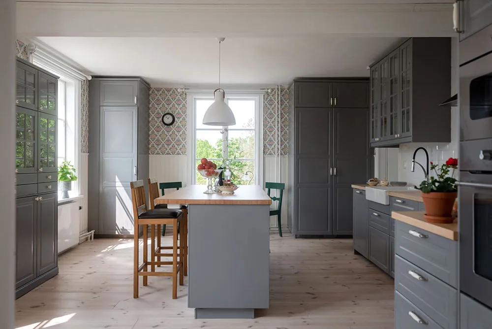 Atmosphärische blühdurchzogene Wandverkleidungen im skandinavischen Stil der schwedischen Datsche - Gallery image 7