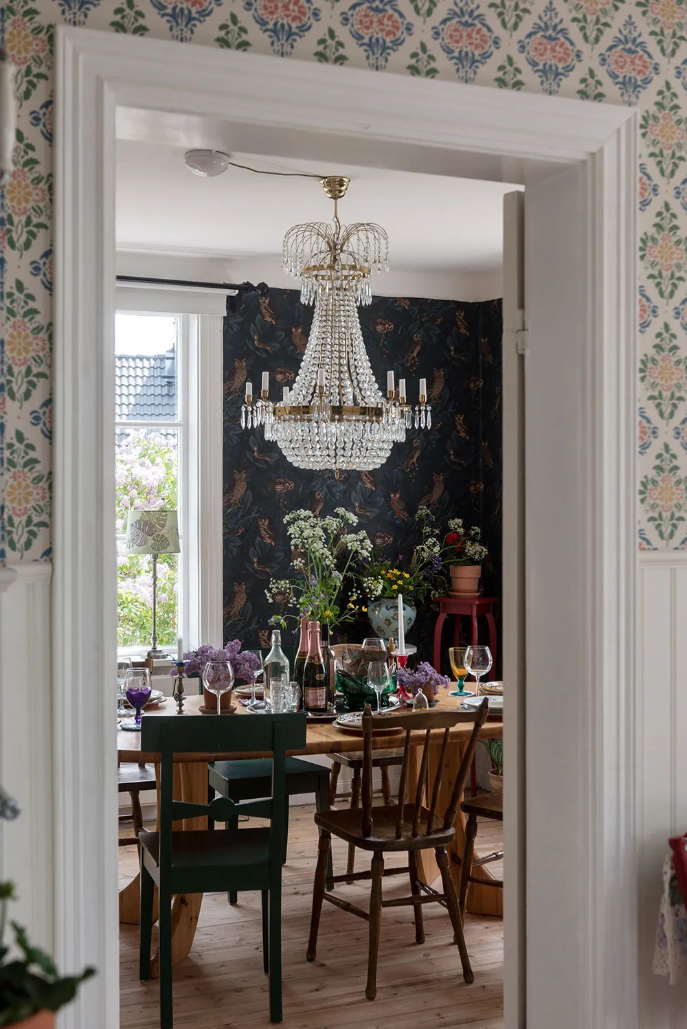 Atmosphärische blühdurchzogene Wandverkleidungen im skandinavischen Stil der schwedischen Datsche - Gallery image 1