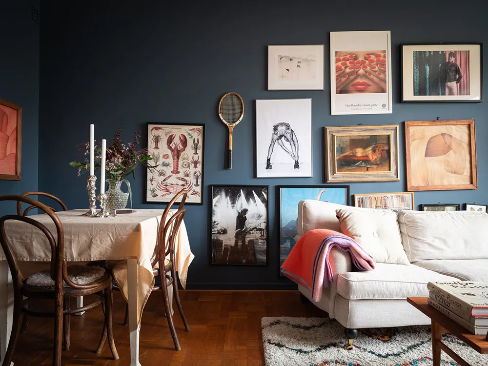 Красивые тёмно-синие стены в дизайне небольшой шведской квартиры (39 кв. м) - Gallery image 3