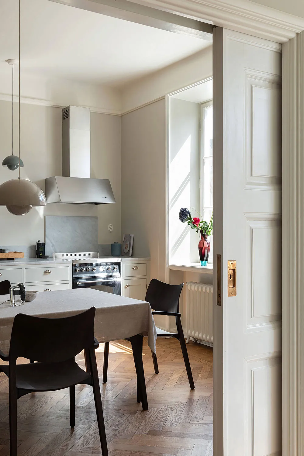 Élégance et simplicité dans le design d'un appartement moderne à Stockholm - Gallery image 1