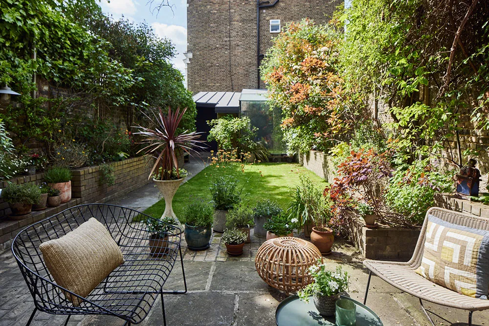 Interiores coloridos de una casa victoriana hermosa con jardín en Londres - Gallery image 9