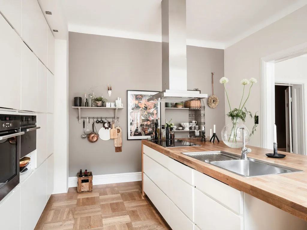 Простор и элегантность: большая и светлая квартира в Швеции - Gallery image 10