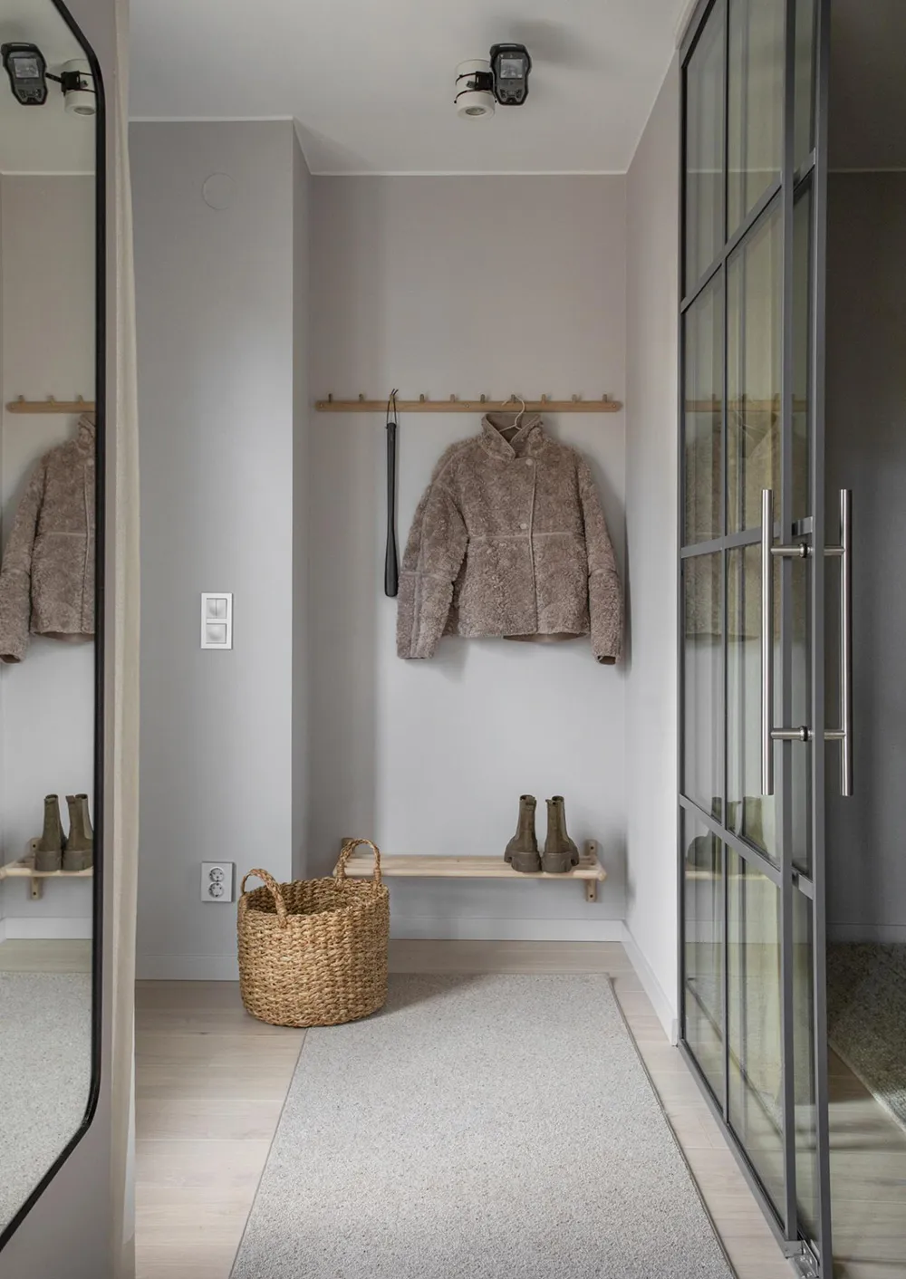 Spokojny skandynawski loft z czarną kuchnią i antresolą - Gallery image 9