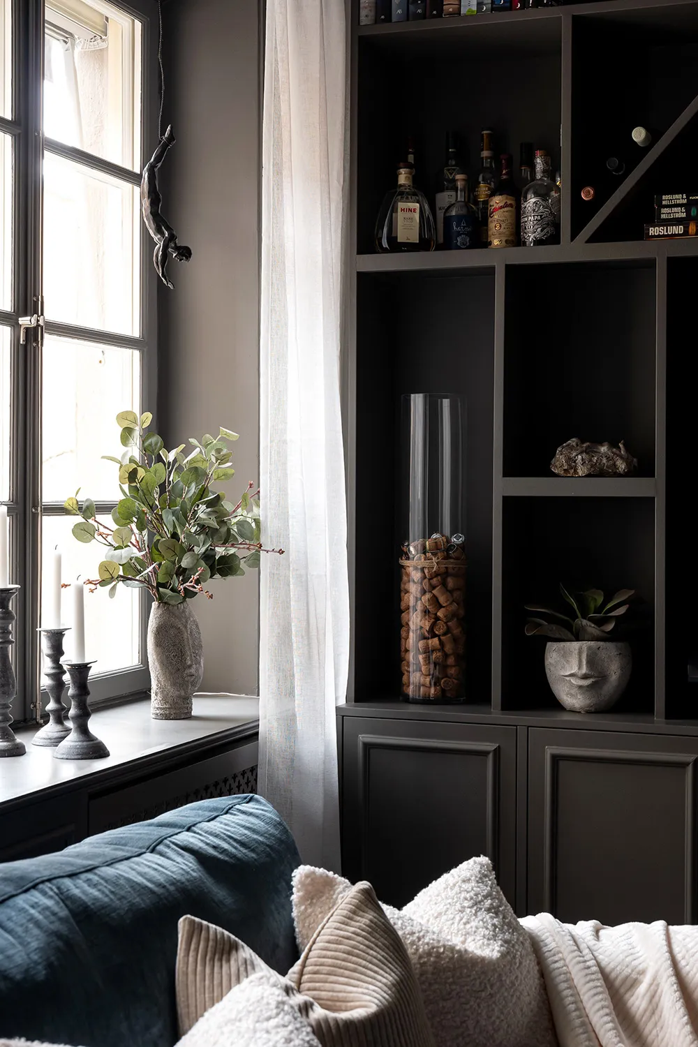 Styles et tons gris avec une cloison en verre : studio en Suède à Stockholm (54 m²) - Gallery image 1