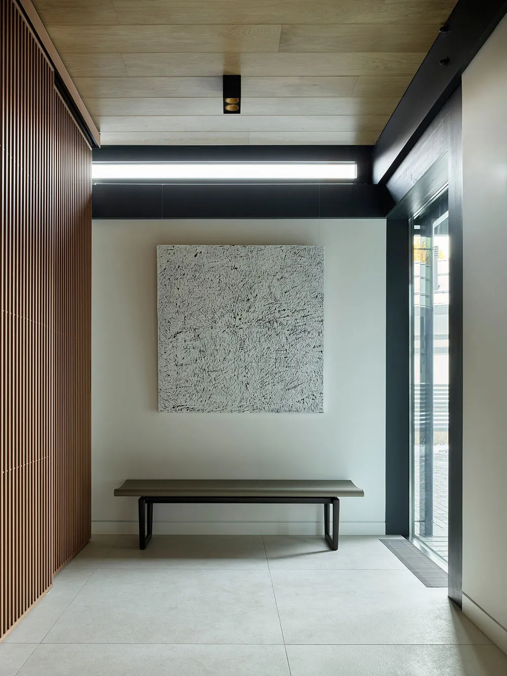 काँच की दीवारें एवं दूसरा प्रकाश: मॉस्को क्षेत्र में एक पाइन जंगल में स्थित आधुनिक कॉटेज - Gallery image 9