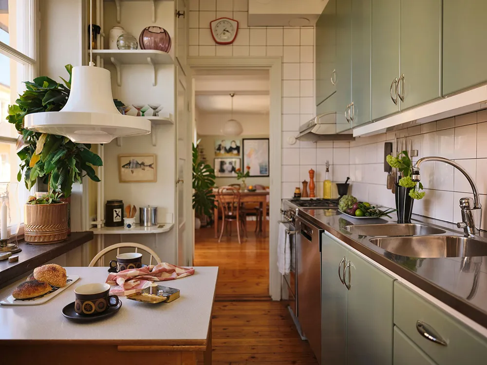 Summer Paints and Bold Posters: Light Eclecticism in Stockholm (52 sq. m) - Gallery image 6