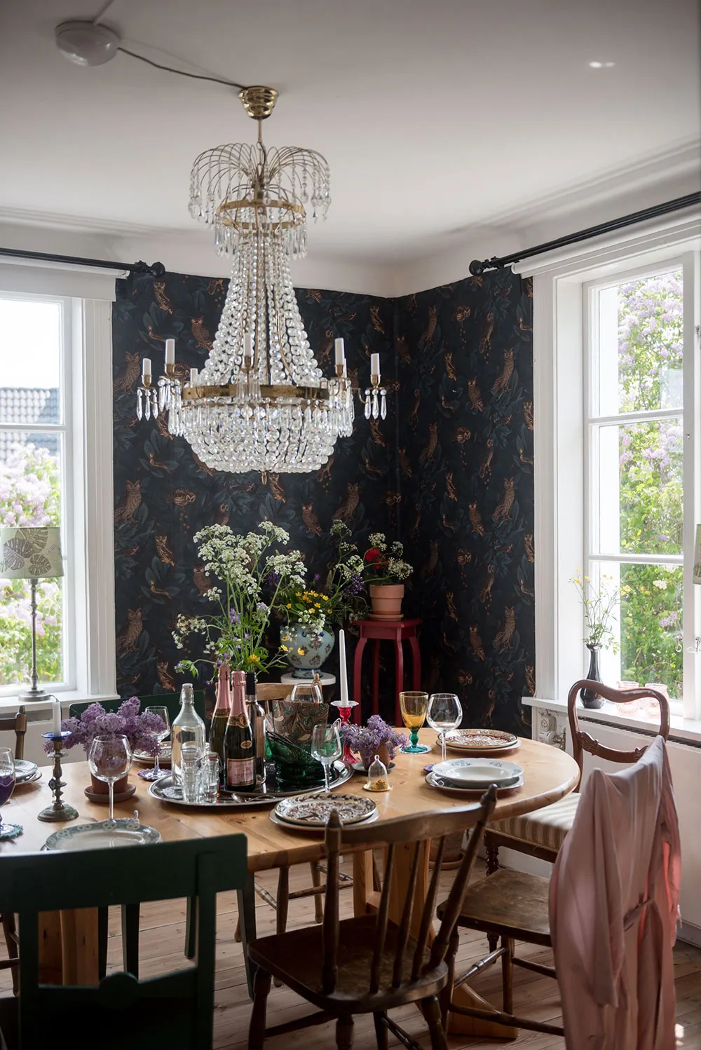 Atmosphärische blühdurchzogene Wandverkleidungen im skandinavischen Stil der schwedischen Datsche - Gallery image 3