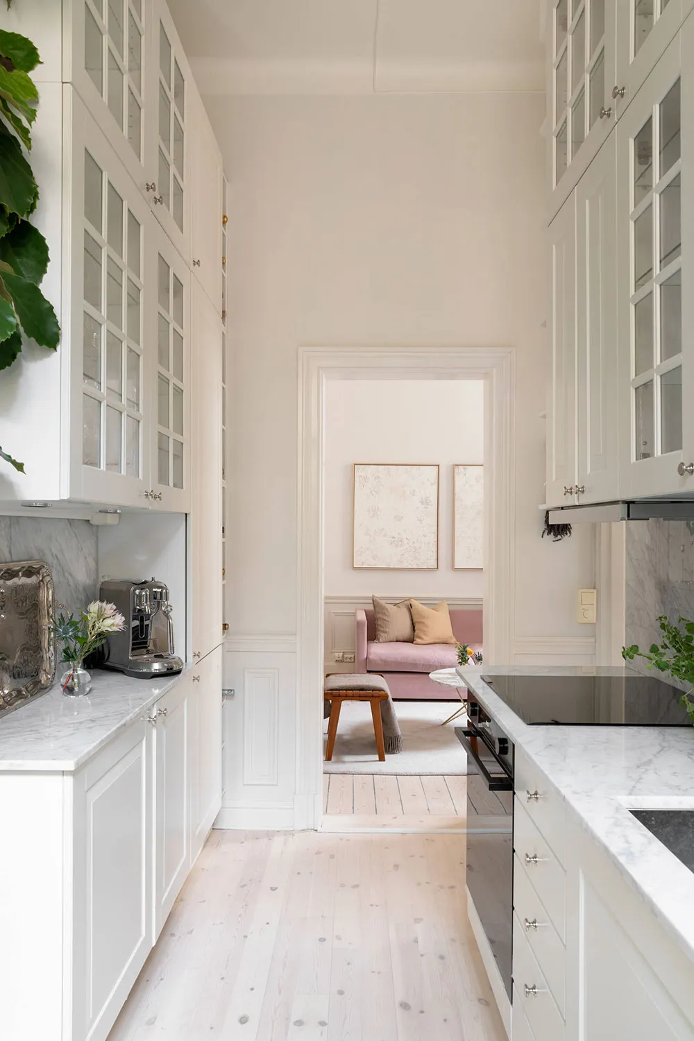 Естетичний інтер'єр невеликої квартири з ніжним декором - Gallery image 18