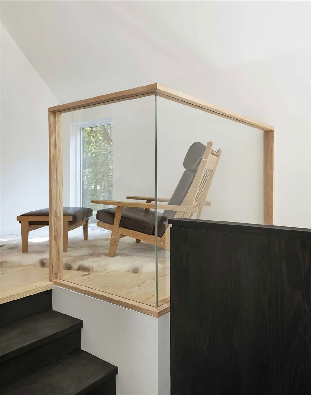 Високі стеля та багато вікон: будинок у амбарному стилі посеред лісу - Gallery image 14