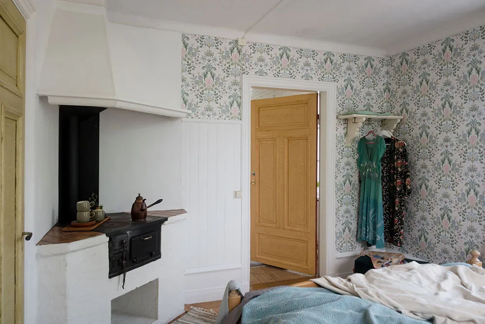 Atmosphärische blühdurchzogene Wandverkleidungen im skandinavischen Stil der schwedischen Datsche - Gallery image 23