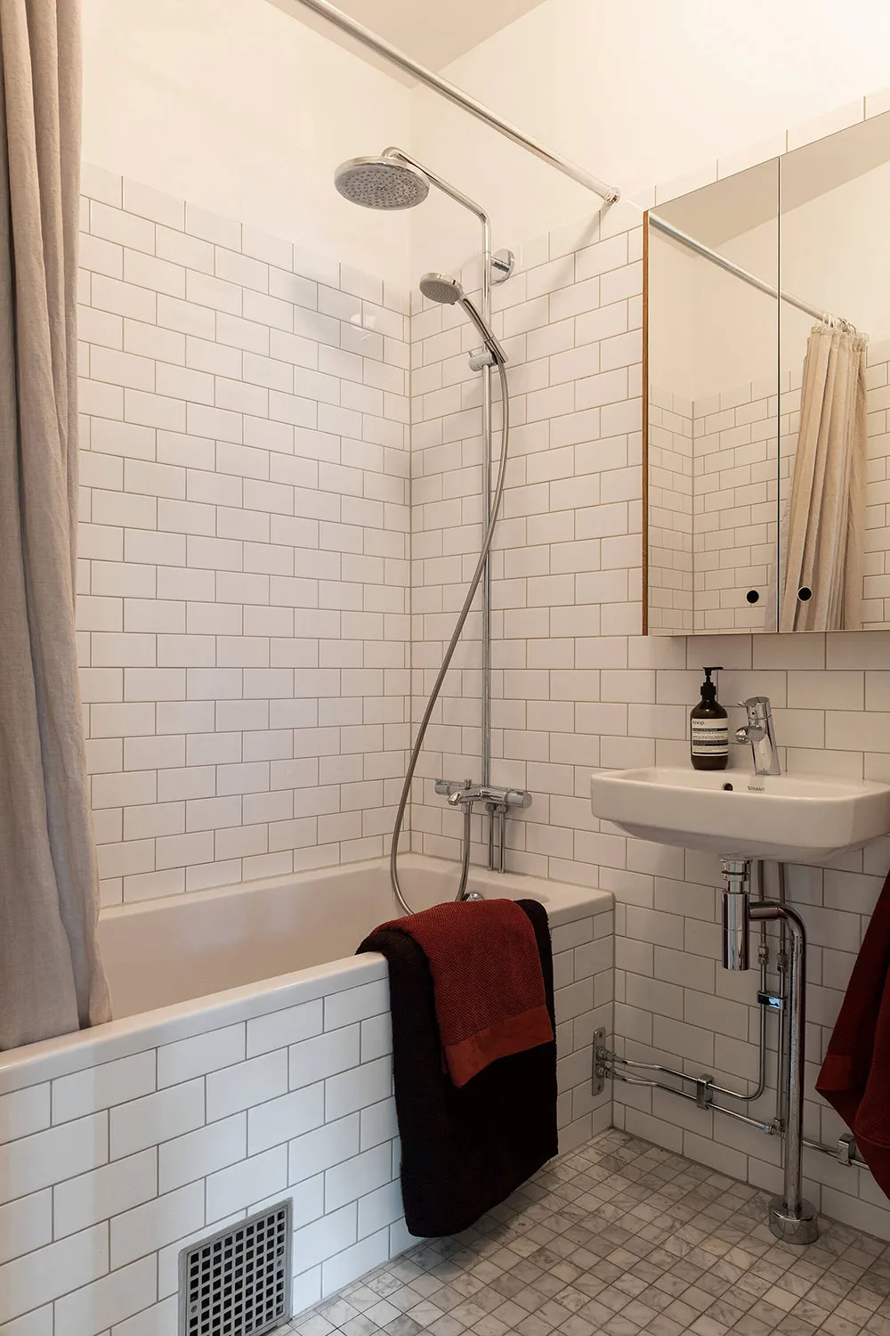 Élégance et simplicité dans le design d'un appartement moderne à Stockholm - Gallery image 22