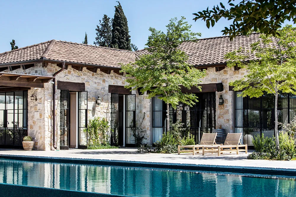 Beau maison en pierre en Israël avec beaucoup de blanc dans les intérieurs - Gallery image 28