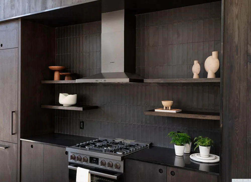 Високі стеля та багато вікон: будинок у амбарному стилі посеред лісу - Gallery image 6