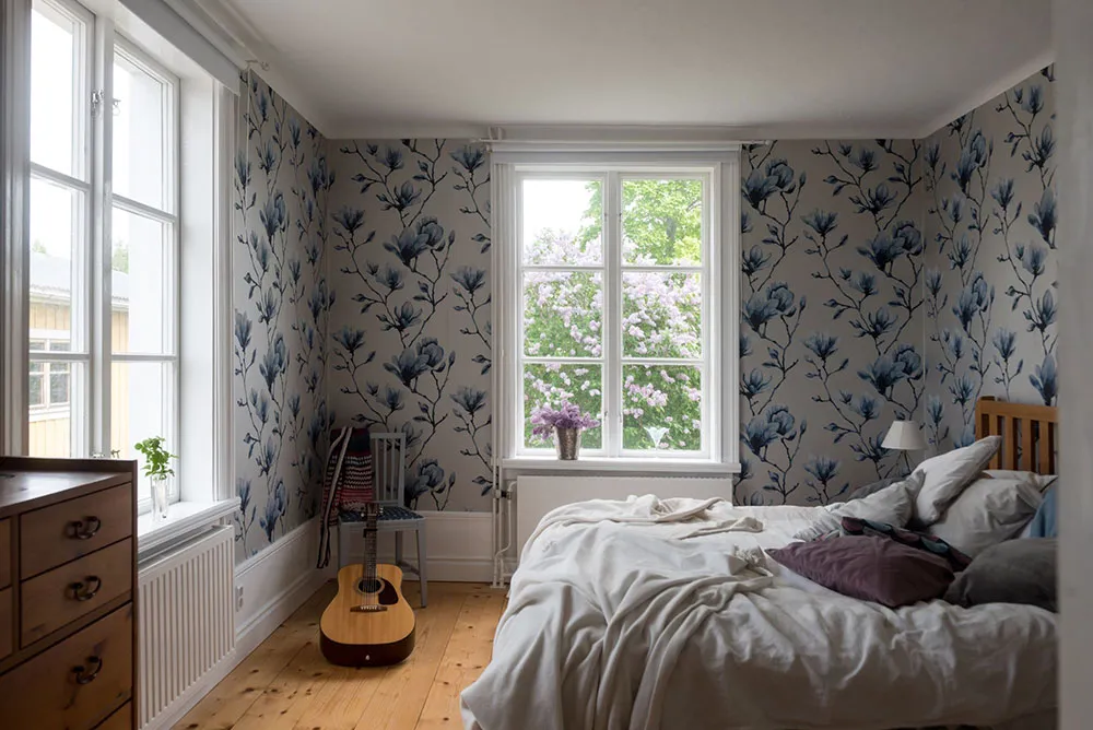 Atmosphärische blühdurchzogene Wandverkleidungen im skandinavischen Stil der schwedischen Datsche - Gallery image 27