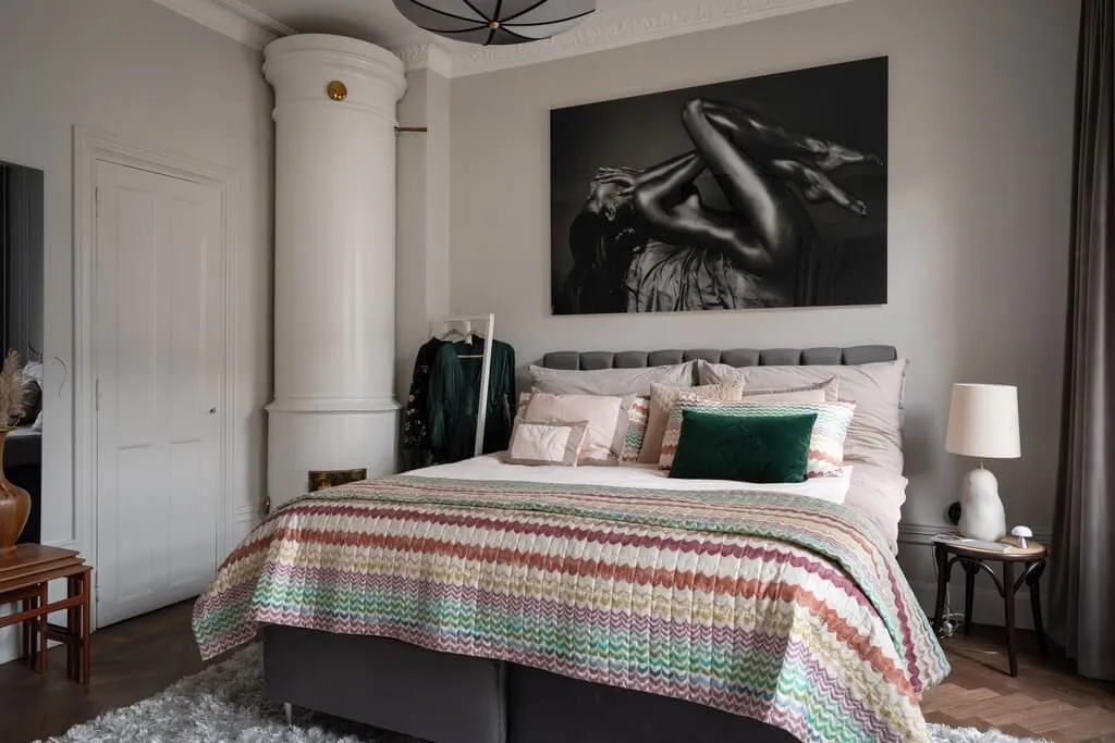 Schöne schwedische Wohnung mit Erker und klassischem Wanddekor - Gallery image 15