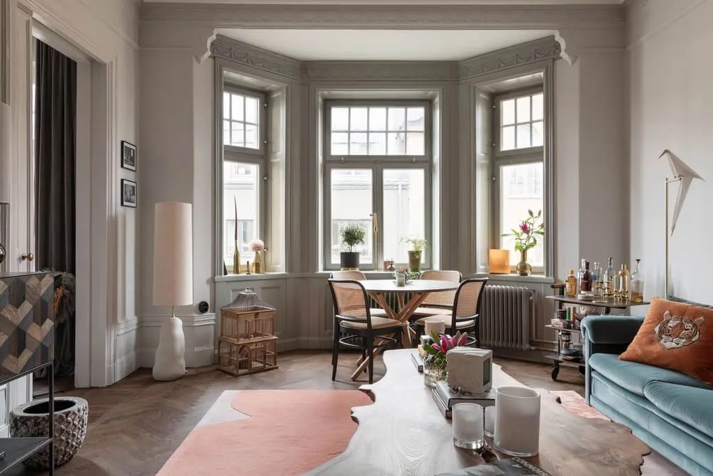 Schöne schwedische Wohnung mit Erker und klassischem Wanddekor - Gallery image 3