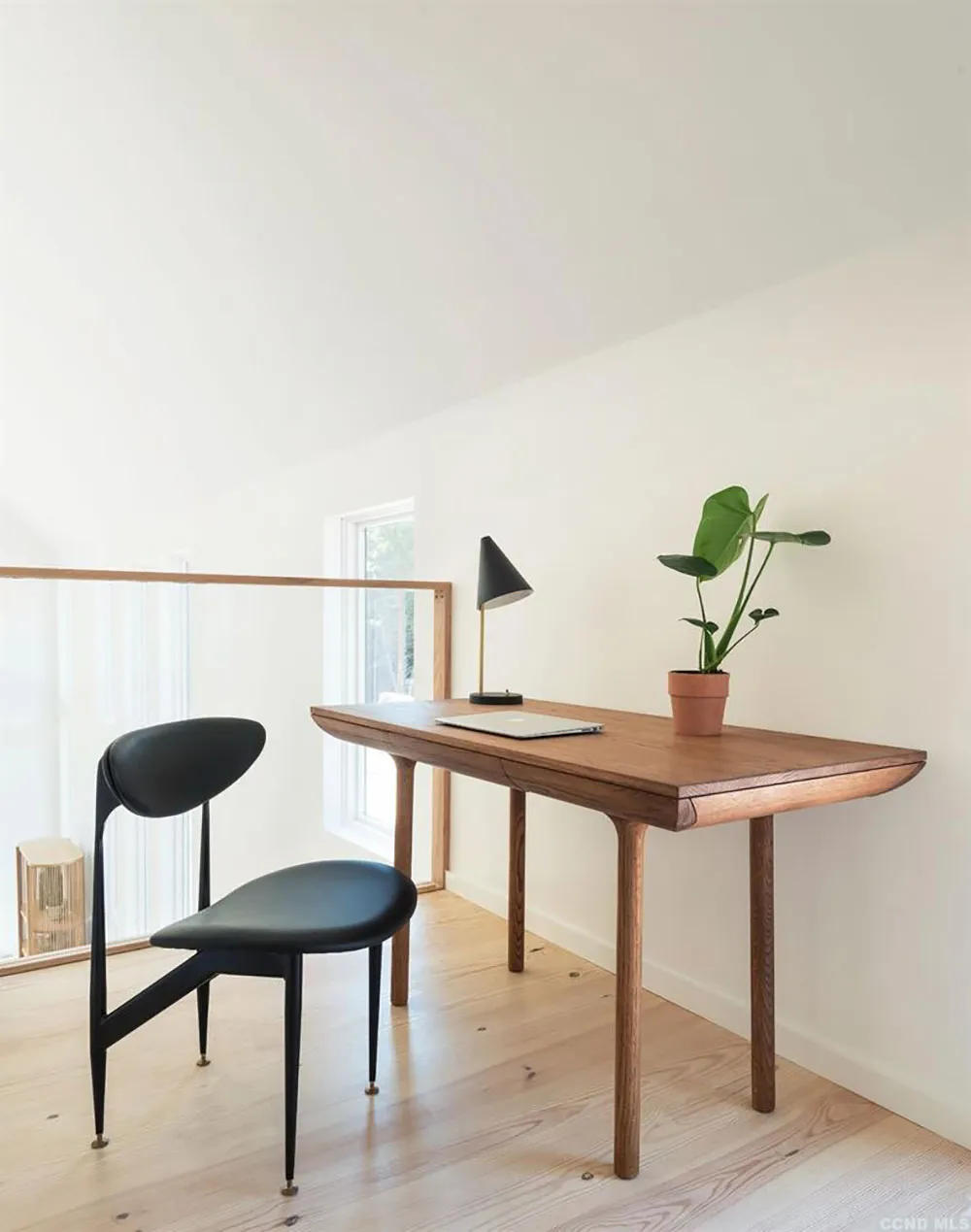 Високі стеля та багато вікон: будинок у амбарному стилі посеред лісу - Gallery image 15