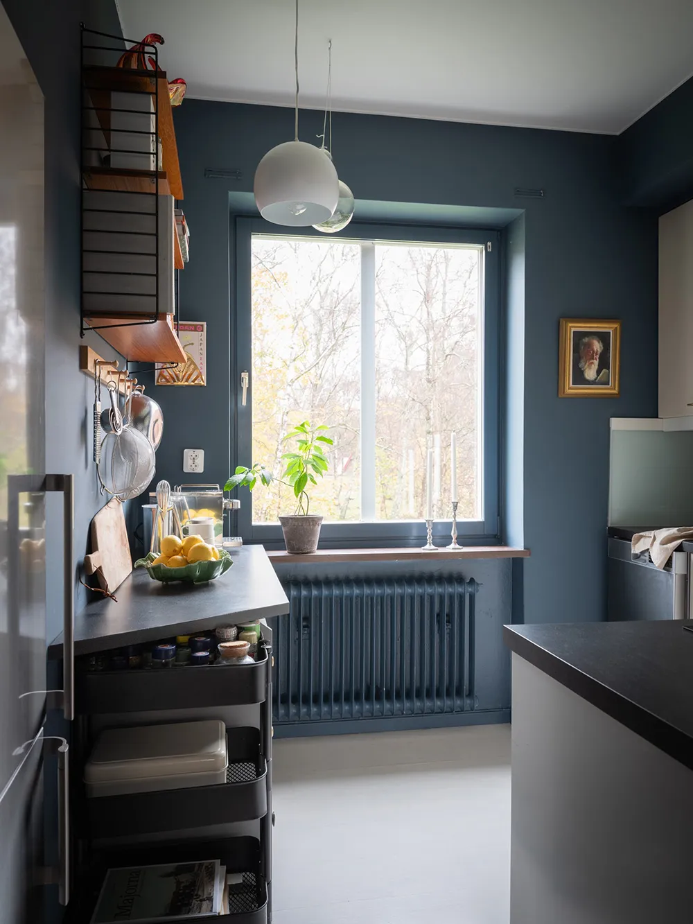 Красивые тёмно-синие стены в дизайне небольшой шведской квартиры (39 кв. м) - Gallery image 8