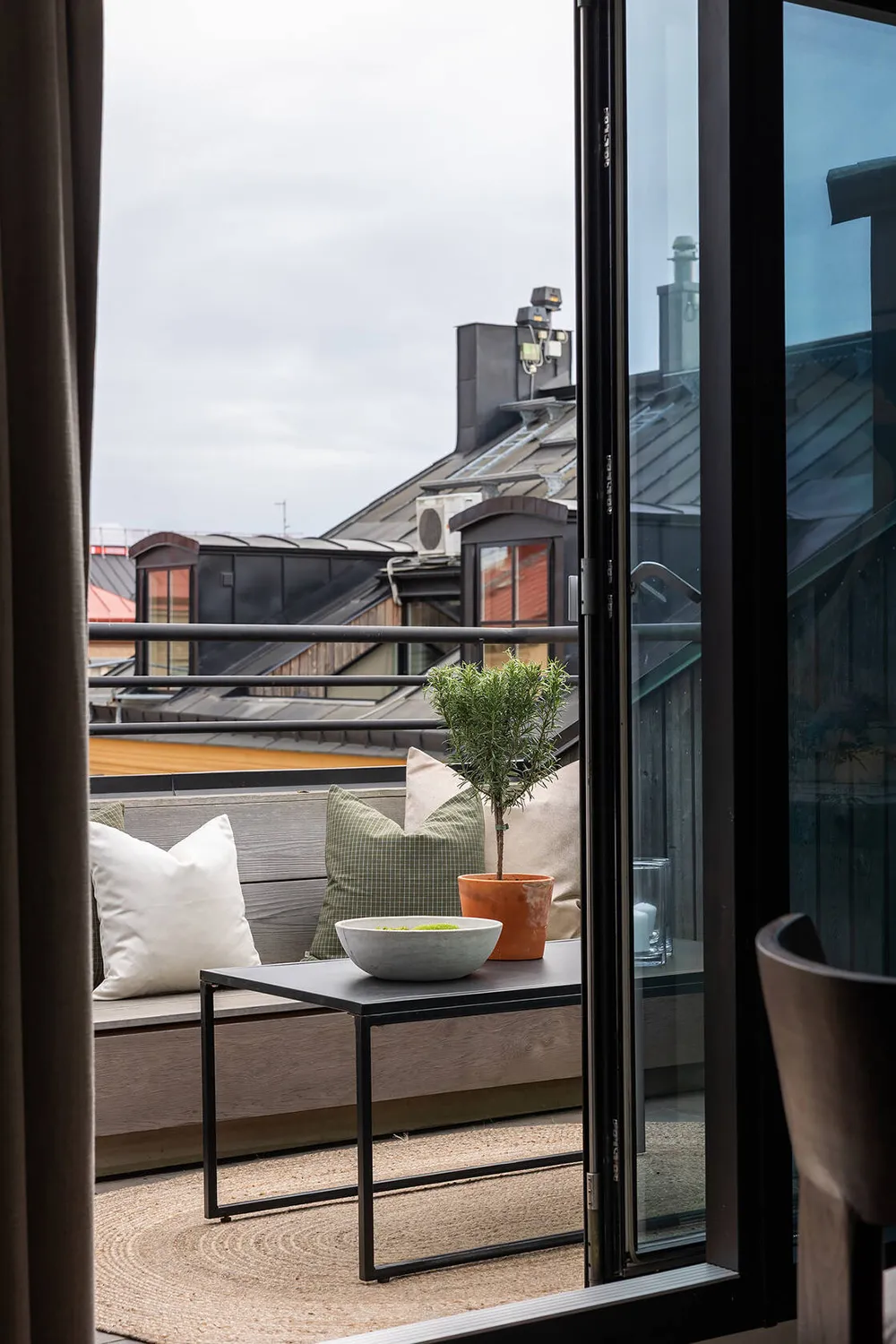 Increíble apartamento de ático con dormitorio dramático y terraza (81 m²) - Gallery image 1