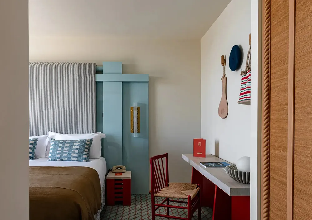 Полоски и смелые краски: стильный отель Regina Experimental на берегу океана - Gallery image 25