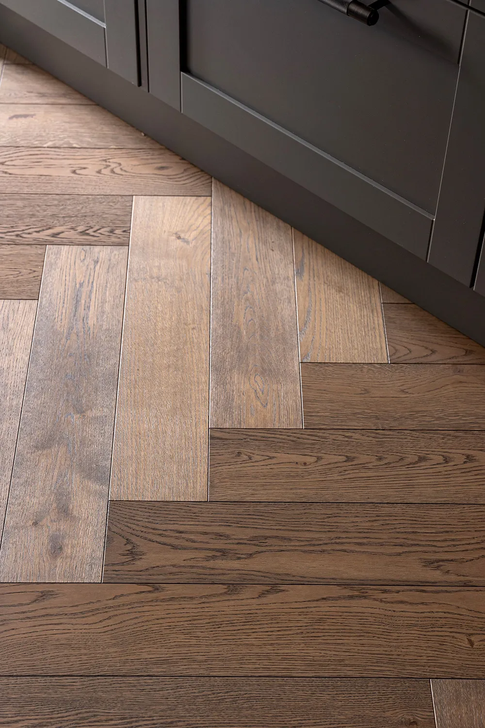 Styles et tons gris avec une cloison en verre : studio en Suède à Stockholm (54 m²) - Gallery image 15