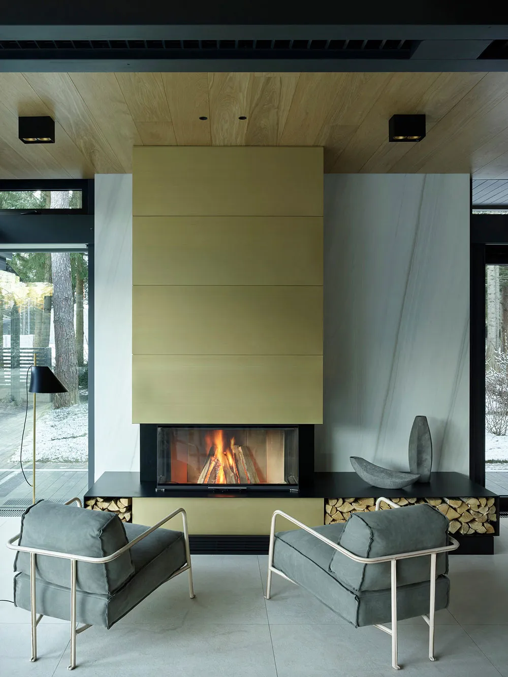 काँच की दीवारें एवं दूसरा प्रकाश: मॉस्को क्षेत्र में एक पाइन जंगल में स्थित आधुनिक कॉटेज - Gallery image 2